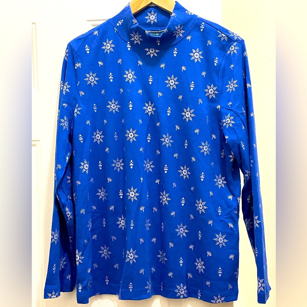 KAREN SCOTT: NWOT blue snowflake print women’s crew neck sweater